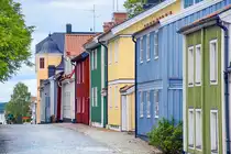 Farbige Holzh�user in R�dhusgatan in V�stervik (Sm�land, Schweden). Aufnahme: 20. August 2025.