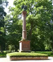 Donaueschingen, das Adlerdenkmal im Schlo�park, Aug.2025