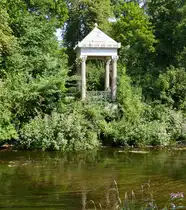 Donaueschingen, der Donautempel, erbaut aus Marmor 1910, steht im Schlo�park an der Stelle, an der sich Donaubach mit Brigach vereinigen, Aug.2025