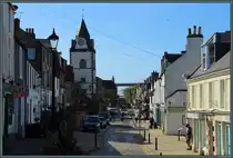 Die Kleinstadt South Queensferry liegt am S�dufer des Fifth of Forth mit seinen ber�hmten Br�cken. Im alten Ortskern an der High Street geht es eher beschaulich zu. Hier steht der Jubilee Clock Tower. Im Hintergrund ist ein Teil der Forth Road Bridge zu sehen. (15.05.2025)