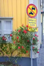 Stra�enschild an einem Haus in der Skolegatan in V�stervik. Aufnahme: 20. August 2025.