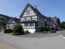 Saalhausen, Fachwerkh�user in der Stra�e Auf der Stenn (21.06.2025)