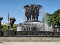 Die Vigelandsfontenen, ein Springbrunnen im Frognerpark, dem ber�hmtesten Park von Oslo. Er wurde von dem ber�hmten norwegischen Bildhauer und Holzschnitzer Gustav Vigeland geschaffen. Besucht am 04.06.23.