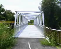 Biesheim im Elsa�, die neuerbaute Br�cke f�r Radfahrer und Fu�g�nger �ber den Neubreisach-Kanal, besteht ganz aus Alumiium und wurde 2022 eingeweiht, Aug.2025