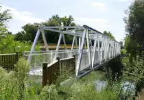 Biesheim im Elsa�, der Rad-und Fu�weg f�hrt �ber die neue Alu-Br�cke  und �berquert den Neubreisach-Kanal, 2022 erbaut, Aug.2025