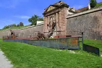 Neubreisach (Neuf-Brisach), im Festungsgraben ausgestelltes Kunstwerk  Europa Sonore  von Helmut Lutz, Sept.2025