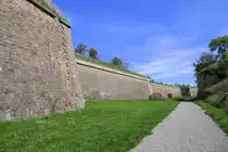 Neubreisach (Neuf-Brisach), dieser Festungsgraben und die gewaltigen Festungsmauern umgeben die gesamte Stadt, erbaut Anfang des 18.Jahrhunderts vom franz�sischen Festungsbaumeister Vauban, geh�rt zum Weltkulturerbe, Sept.2025