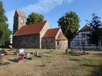Boecke, evangelische Kirche, Feldsteinkirche aus dem 13. Jahrhundert, Kirchturm erbaut 1870 (05.07.2025)