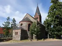 K�pernitz, evangelische Kirche, neoromanische Bau aus Granitsteinen, erbaut 1883 (05.07.2025)