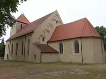 M�ckern, evangelische St. Laurentius Kirche, Kirchturm aus Feldsteinen erbaut im 10. Jahrhundert, Kirchenschiff erbaut im 15. Jahrhundert (05.07.2025)