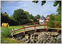 Hotel Landhaus Stemmen, Kreis Rotenburg/W�mme. Park und Parkplatz an der R�ckseite, das zweite T�rmchen ist leider durch die �ppige Vegetation verdeckt. 22. 09. 2025.