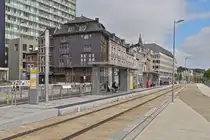 Blick von der Tramhaltestelle auf die Uferpromenade an der Maas in L�ttich. 09.2025