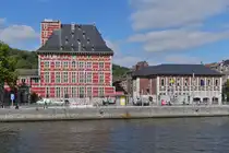 Das Museum Curtius in L�ttich, gebaut in Rotem Backstein zwischen 1600 bis 1610, aufgenommen bei einer Schifffahrt auf der Maas. 18.09.2025