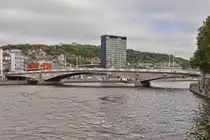 Blick auf den Pont des Arches auf der Maas in L�ttich, das Hochhaus ist das Verwaltungsgeb�ude der Gemeinde L�ttich. Oben auf dem Berg ist auch das Universit�tskrankenhaus von L�ttich zu sehen. 09.2025