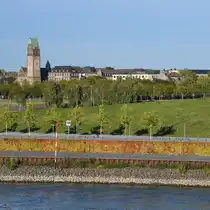 Die koptische Kirche St. Bonifatius wurde von 1911 bis 1912 erbaut und befindet sich in Duisburg-Hochfeld. Davor ist ein kleiner Teil des neu gestalteten Rheinparks zu sehen. (September 2025)