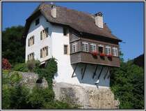 Dieses sch�ne, alte Geb�ude habe ich bereits im Juli 2003 in Spiez fotografiert, irgendwo in der N�he des See-Ufers.