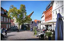 Stade am Fischmarkt, das historische Zentrum mit seinem Krahn am Hafen, erinnert an L�neburg auch dort steht so ein Krahn an der Ilmenau. Ende September 2025.
