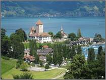 Blick �ber Spiez mit dem Schloss und dem Hafen am Thuner See aus Richtung des Bahnhofs, aufgenommen am 23.07.2008.