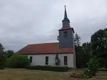 Nielebock, evangelische Kirche, erbaut um 1700 als verputzte einschiffige Saalkirche aus Bruchsteinen und Ziegeln (07.07.2025)