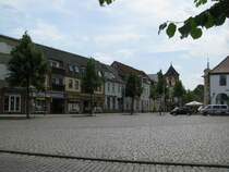 Marktplatz und Gesch�fts- und Wohnzeile im der untere August-Bebel-Stra�e, Grevesm�hlen 22.06.2008