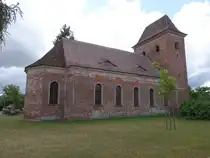 Vieritz, evangelische Kirche, sp�tromanischer Backsteinsaalbau aus der ersten H�lfte des 13. Jahrhundert, Westturm erbaut um 1600 (07.07.2025)