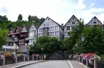 Schiltach, Blick von der H�berlesbr�cke �ber die Kinzig auf die Fachwerkbauten an der Hauptstra�e, Juli 2025