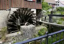 Schiltach, das Wasserrad der Schuttes�ge ist mit 7,20m Durchmesser eins der gr��ten im Land und wird jetzt zur Stromerzeugung genutzt, Juli 2025
