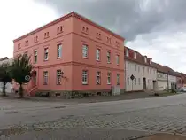 Neustadt / Dosse, fr�heres Rathausgeb�ude am Kirchplatz, erbaut im 19. Jahrhundert (08.07.2025)