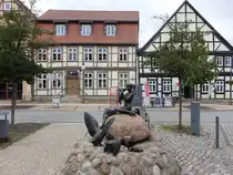 Arneburg, G�nselieselbrunnen und Fachwerkh�user in der Breite Stra�e (08.07.2025)