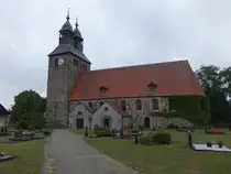 Eichstedt, evangelische St. Katharina Kirche, romanische Feldsteinkirche, erbaut ab 1230, barocker Umbau von 1724 bis 1725 (09.07.2025)