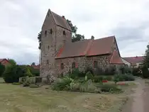 Elversdorf, evangelische Feldsteinkirche, erbaut im 12. Jahrhundert (09.07.2025)