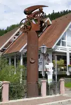 Schiltach, das Kunstwerk steht an der H�belesbr�cke �ber die Kinzig, Juli 2025