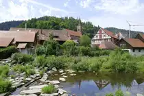 Schiltach, Blick �ber die Kinzig auf den Ort mit der evangelischen Stadtkirche, Juli 2025