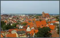 Von der St. Georgen-Kirche schweift am 28.08.2025 der Blick �ber die Altstadt von Wismar. Links im Hintergrund liegt der Alte Hafen, rechts die Kirche St. Nikolai. Davor ist die Heiligen-Geist-Kirche zu sehen.
