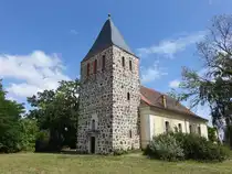 Schmergow, evangelische Kirche, barockes Langhaus erbaut 1744, Kirchturm aus Feldsteinen erbaut im 15. Jahrhundert (10.07.2025)