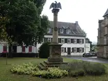 Bad Sobernheim, Kriegerdenkmal und Pfarrhaus am Kirchplatz (26.07.2025)