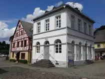 Herrstein, Franz�sische Schule in der Hauptstra�e, sp�tklassizistischer Walmdachbau, erbaut 1854, heute Heimatmuseum (26.07.2025)