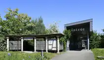 Ungersheim im Oberelsa�, der Haupteingang zum ECO-Museum Elsa�, das gr��te Freilichtmuseum in Frankreich zeigt in einer park�hnlichen Landschaft 80 Geb�ude aus dem l�ndlichen Elsa�, die hierher versetzt wurden, 1984 wurde das sehenswerte Museum er�ffnet und verzeichnet j�hrlich �ber 200.000 Besucher, Mai 2025