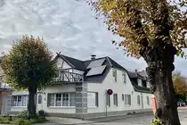 15. Oktober 2025 nahe dem Kurpark hier an der Friedrich-Franz Strasse in Warnem�nde.