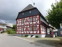 Kappel, Heimathaus zur Krone, stattlicher abgewalmter Mansarddachbau, erbaut Anfang des 19. Jahrhunderts (28.07.2025)