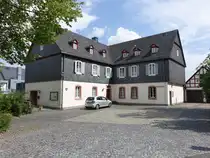 Kastellaun, katholisches Pfarrhaus am Adolph Kolping Platz, ehem. Rentamt der Markgrafen von Baden, erbaut um 1700 (28.07.2025)