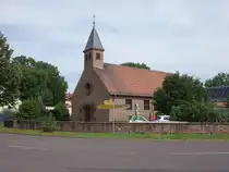 Eichenbarleben, Pfarrkirche St. Benedikt, erbaut von 1952 bis 1953 (09.08.2025)