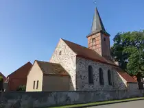 Stegelitz, evangelische Kirche, Feldsteinkirche aus dem 13. Jahrhundert, Fachwerkturm erbaut im 18. Jahrhundert (10.08.2025)