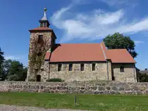 Woltersdorf, evangelische Kirche, erbaut im 12. Jahrhundert, sp�tromanischer Saalbau aus Feldsteinen, Westturm erbaut 1730 (11.08.2025)