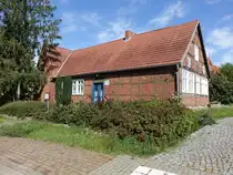 Borstel, Alte Schule am Lindenplatz, erbaut 1828 (12.08.2025)