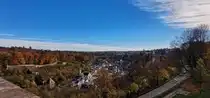 Blick  am Anfang der Roten Br�cke in der Stadt Luxemburg, auf das Pfaffenthal mit dem 71m hohen Lift aus dem Tal hoch auf das Plateau Pescatore und die herbstlichen Farben in der Stadt Luxemburg. 05.11.2025
