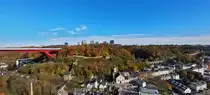 Blick von der Gl�sernen Passerelle beim Lift in das Pfaffenthal und auf den Kirchberg in der Stadt Luxemburg, Die Eisenbahnlinie ist die Linie 10 vom Bahnhof der Stadt Luxemburg nach Troisvierges. 05.11.2025