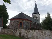 Neuendorf am Damm, evangelische Kirche, erbaut 1842 aus Findlingssteinen (12.08.2025)