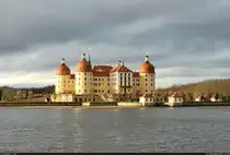 F�r einen sehr kurzen Augenblick blinzelte einmal die Sonne an diesem sonst grauen 4. Advent durch und leuchtete das ber�hmte Weihnachts-Schloss Moritzburg aus.

🕓 22.12.2024 | 13:10 Uhr