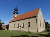 Wahrburg, evangelische Christuskirche, verputzter Backsteinbau aus dem 13. Jahrhundert mit einem quadratischen Fachwerkturm (12.08.2025)